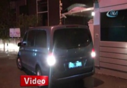 Konsolosluk rezidansından çıkan araçta bavullar dikkat çekti
