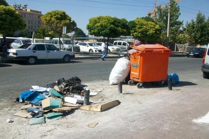 Konteynerler dolunca yola atmaya başlıyorlar