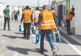 Konteynır kentlerde yaşayanların tamamına mutfak setleri dağıtıldı
