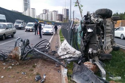 Kontrolden çıkan araç bariyerlere çarpıp refüje çıktı: 1 yaralı 