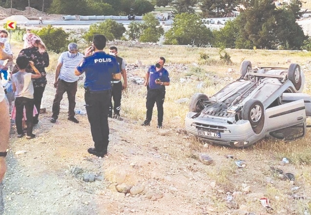 Kontrolden çıkan araç menfeze uçtu: 4 yaralı