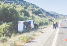 Kontrolden çıkan araç şarampole devrildi