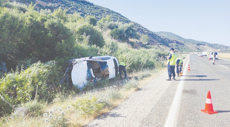 Kontrolden çıkan araç şarampole devrildi