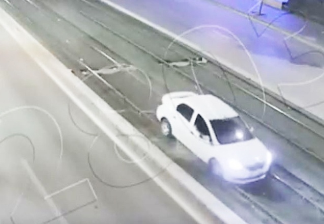 Kontrolden çıkan araç tramvay yolunda ilerledi