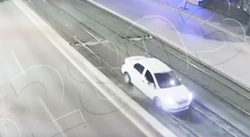 Kontrolden çıkan araç tramvay yolunda ilerledi