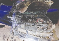 Kontrolden çıkan otomobil bariyerlere çarptı