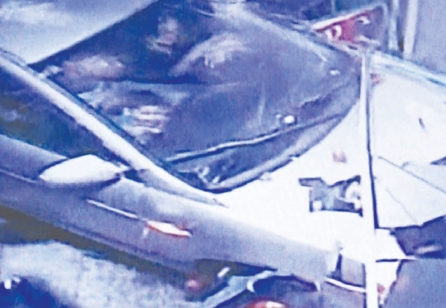 Kontrolden çıkan otomobil markete daldı