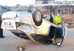 Kontrolden çıkan otomobil takla attı