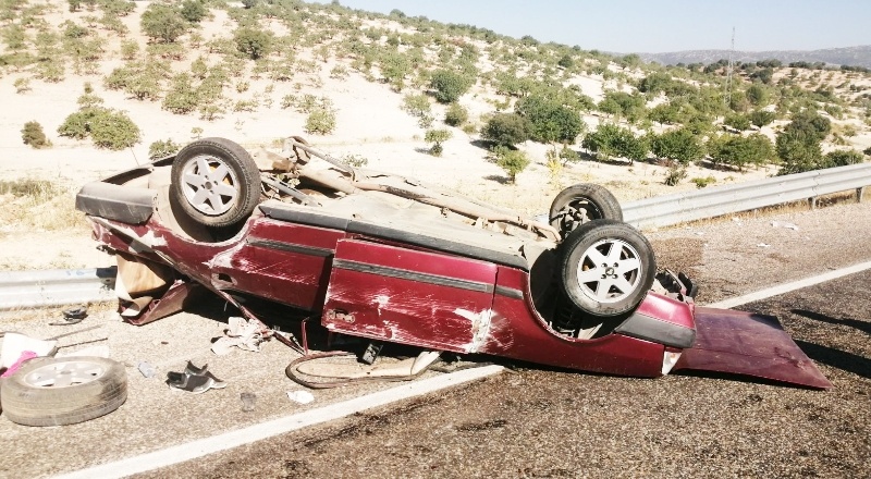 Kontrolden çıkan otomobil takla attı