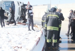 Kontrolden çıkan servis devrildi, 25 işçi ölümden döndü