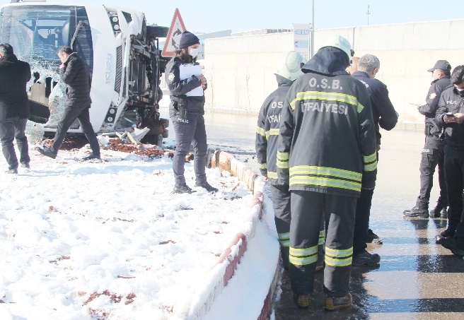 Kontrolden çıkan servis devrildi, 25 işçi ölümden döndü