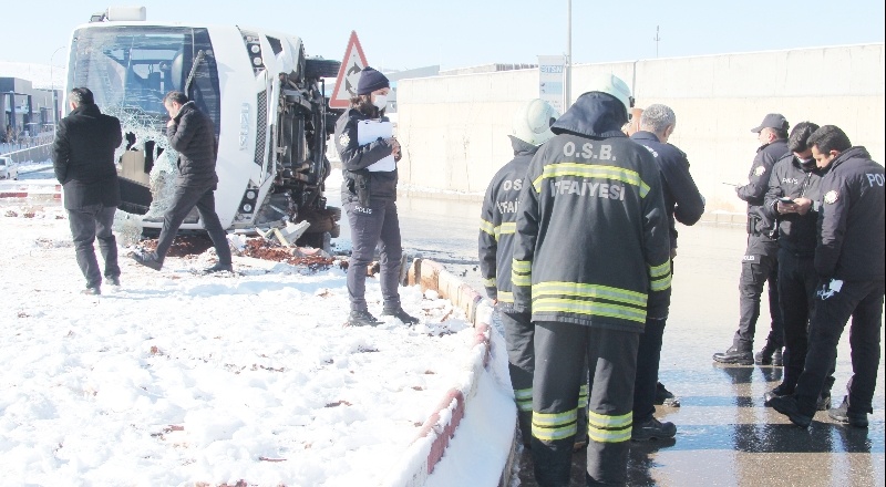 Kontrolden çıkan servis devrildi, 25 işçi ölümden döndü