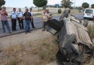 Kontrolden çıkıp devrilen otomobilde 3 kişi yaralandı 