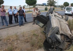 Kontrolden çıkıp devrilen otomobilde 3 kişi yaralandı 