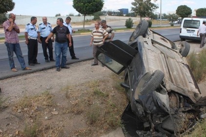 Kontrolden çıkıp devrilen otomobilde 3 kişi yaralandı 