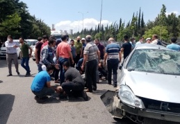 Kontrolü kaybetti, aydınlatma direğine ve bir araca çarptı