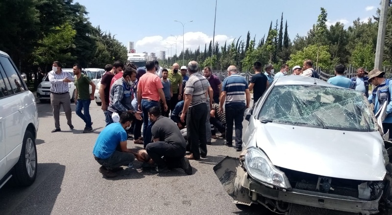 Kontrolü kaybetti, aydınlatma direğine ve bir araca çarptı