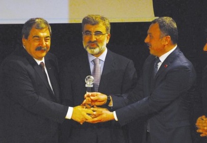 Konukoğlu, ödülü 14 bin işçisi adına aldı 