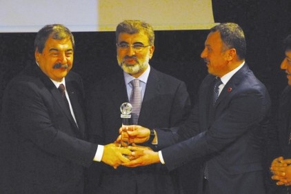 Konukoğlu, ödülü 14 bin işçisi adına aldı 