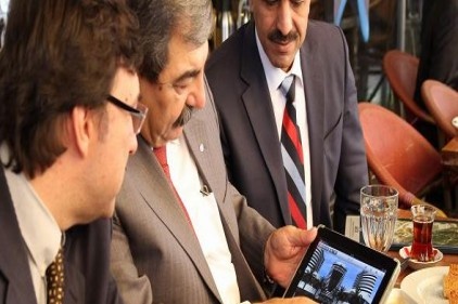 Konukoğlu yeni projesini iPad&#039;inden tanıttı