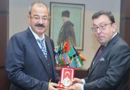 Konukoğlu’na “Gümüş Plaket” ve “Plaket Beratı”