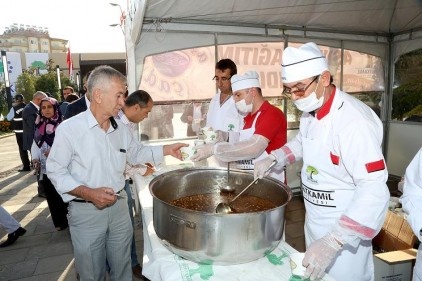 Konut anahtarları dağıtıldıktan sonra aşure ikram edildi