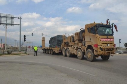 Konvoydaki askerlere taksicilerden bayraklı destek