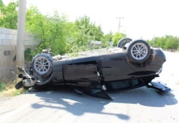 Köpeğe çarpmamak için manevra yapan araç ağaca çarpıp takla attı 