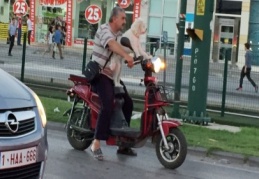 Köpeğinin motosiklet keyfi görenleri şaşırttı.