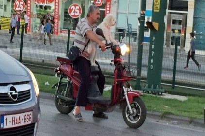 Köpeğinin motosiklet keyfi görenleri şaşırttı.