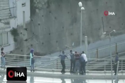 Köprüden atlarken kolundan yakaladılar
