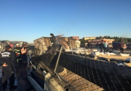 Köprünün korkuluklarına asılı kalan TIR, alev aldı