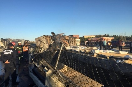 Köprünün korkuluklarına asılı kalan TIR, alev aldı