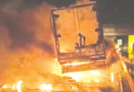 Köpük tabak yüklü TIR’ın dorsesi alev alev yandı