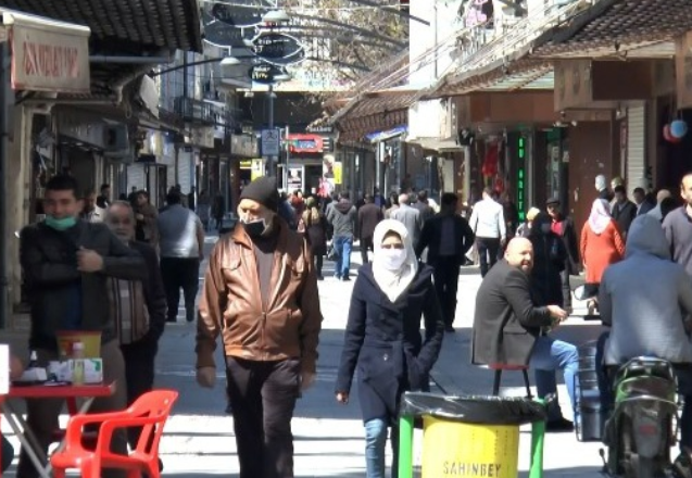 Köpüklü suyla yıkanan tarihi çarşı yasağın kalktığı ilk günde dolup taştı