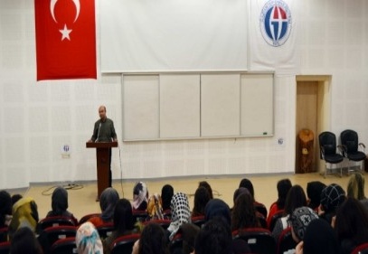 Korku ile dehşet duygusunu, sinema ve edebiyatta birbirinden ayırmak gerekir