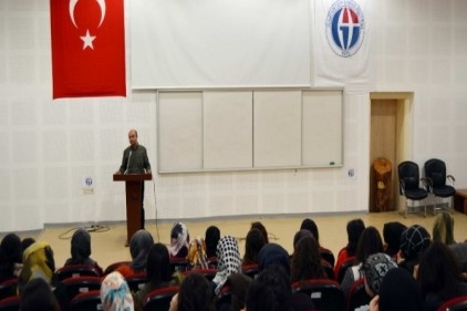 Korku ile dehşet duygusunu, sinema ve edebiyatta birbirinden ayırmak gerekir