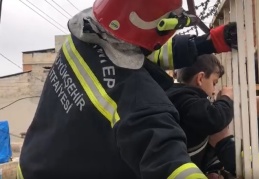 Korkuluk demirine sıkışan çocuğu itfaiye kurtardı