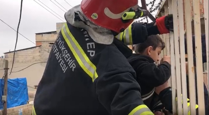 Korkuluk demirine sıkışan çocuğu itfaiye kurtardı