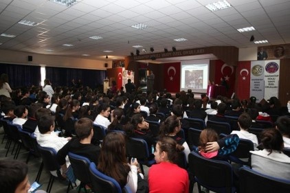 Korna Çalmakla Trafik Açılmaz kampanyası okullarda da sürüyor