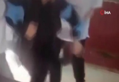 Korona virüs testi yaptırmamak için doktorlara direndi