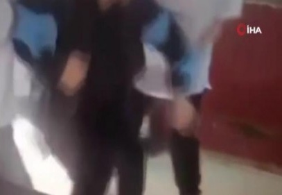 Korona virüs testi yaptırmamak için doktorlara direndi