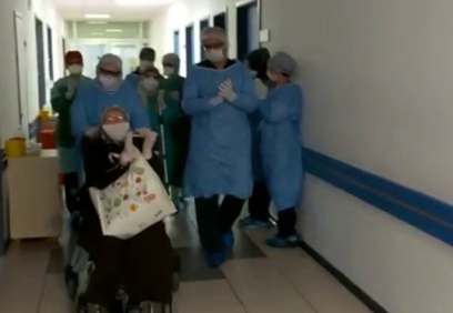 Korona virüsü yenen 67 yaşındaki kadın alkışlarla taburcu oldu