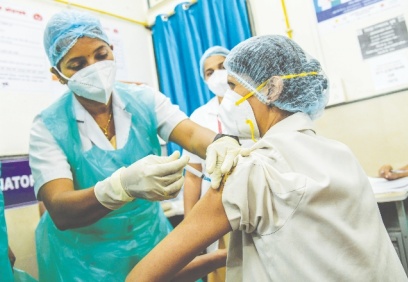 Koronavirüs vakalarının 20 milyona yaklaştığı Hindistan'da aşılama programı tüm yetişkinlere açıldı