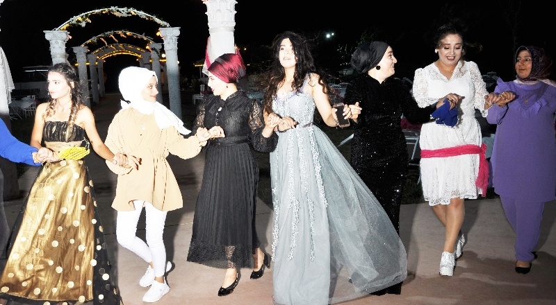 Koronavirüse veda partisi yaptılar