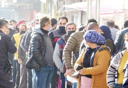 Koronaya rağmen 200 metrelik PTT kuyruğu