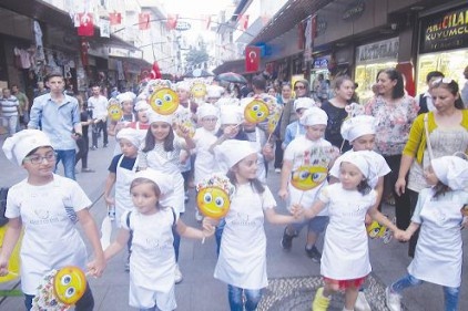 Kortej yürüyüşü renkli görüntülere sahne oldu
