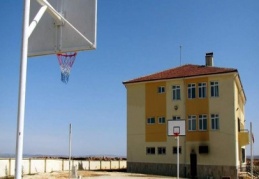Köy okullarına basket ve voleybol sahası yapılıyor 
