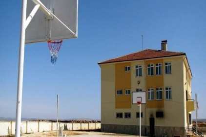 Köy okullarına basket ve voleybol sahası yapılıyor 