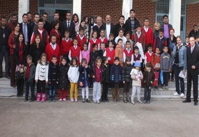 Köy okullarındaki arkadaşlarına yardım götürdüler